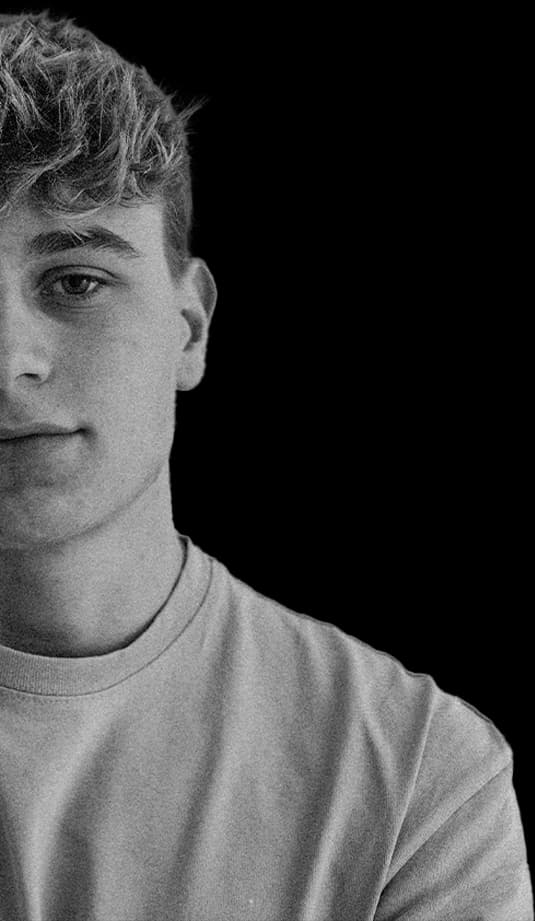 Pionowe zdjęcie Bartka Kuffla